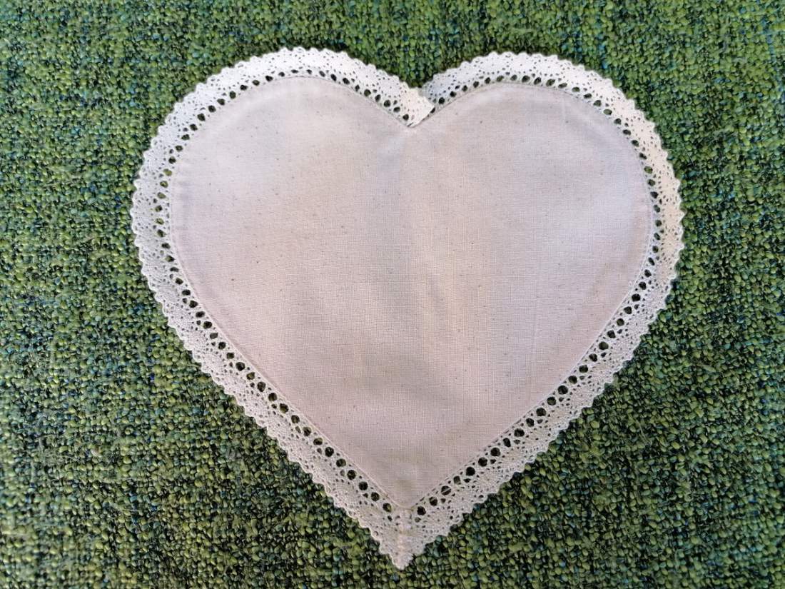 Szív alakú csipkés levendulazsák - ekrü
